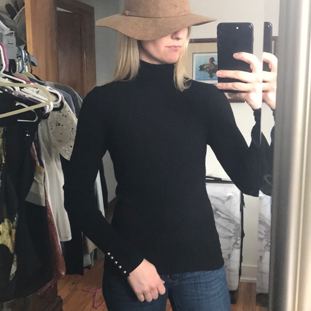 Super soft ribbed long sleeve w gold sleeve detail